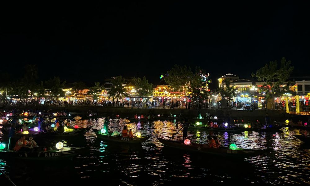 thả hoa đăng sông Hoài Hội An