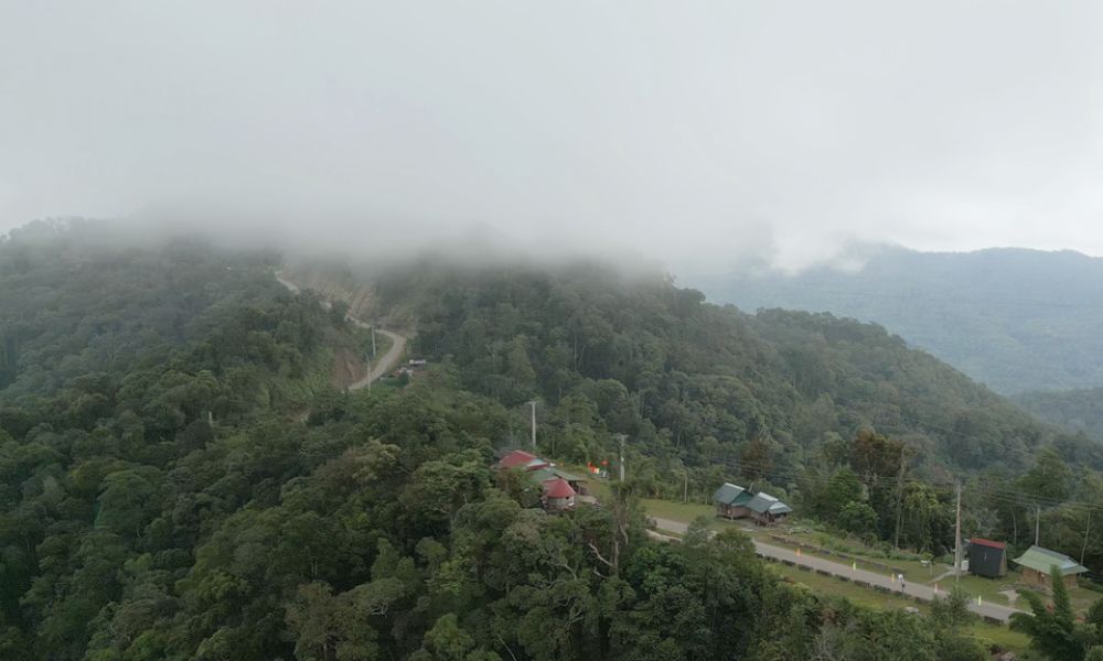 Khung cảnh hùng vĩ của những đỉnh núi cao (Majestic scenery of high mountain peaks)