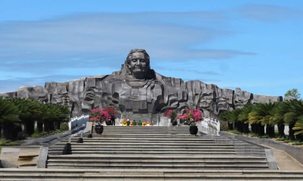 Tượng mẹ Việt Nam anh Hùng - mẹ Nguyễn Thị Thứ